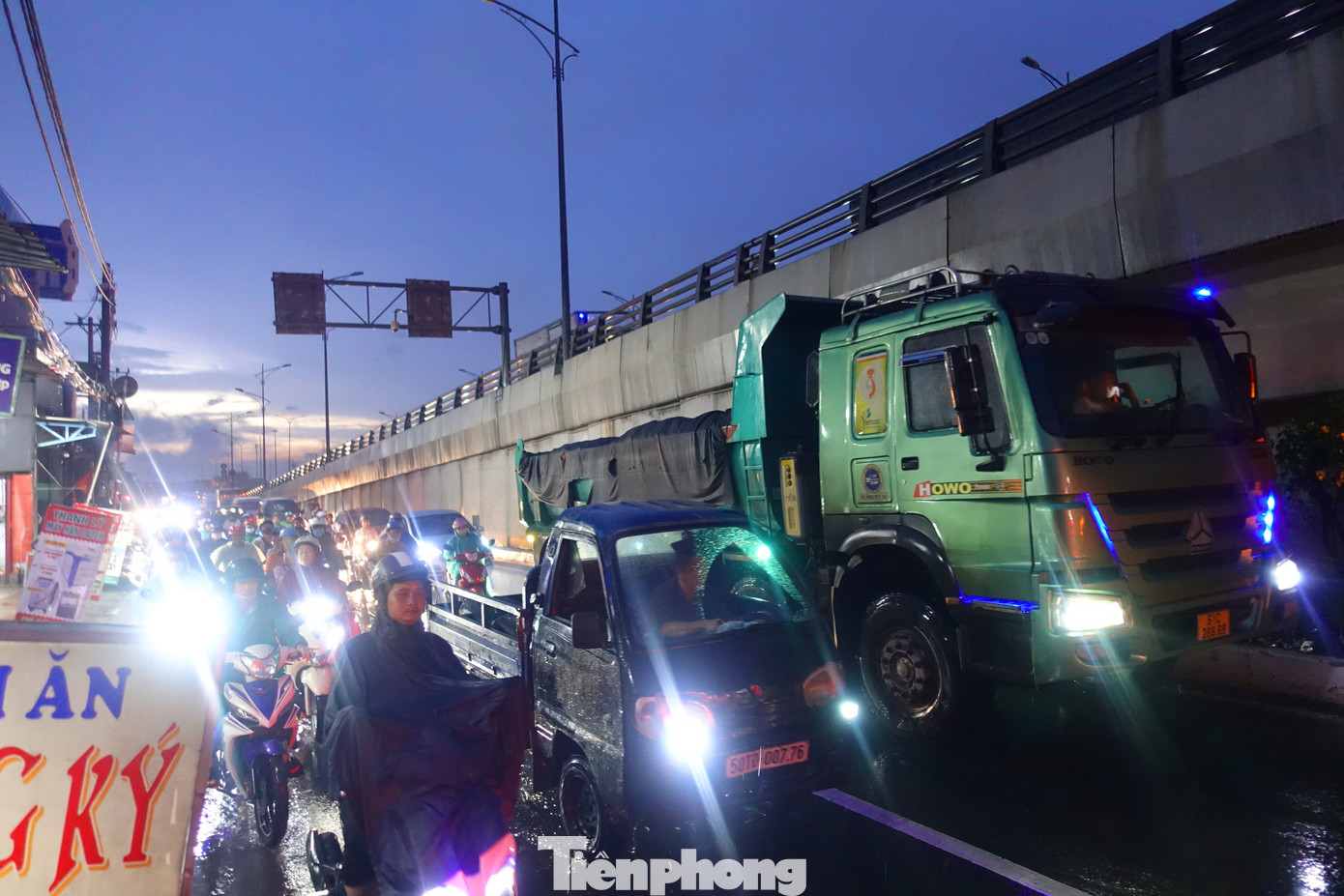 Khu vực quốc lộ 1 - hương lộ 2 (quận Bình Tân) đông đúc phương tiện trong giờ tan tầm.