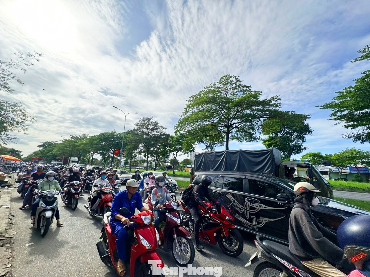 Lưu lượng phương tiện gia tăng trên tuyến quốc lộ 1 hướng về các tỉnh, thành miền Tây, tuy nhiên chưa xảy ra hiện tượng ùn tắc.