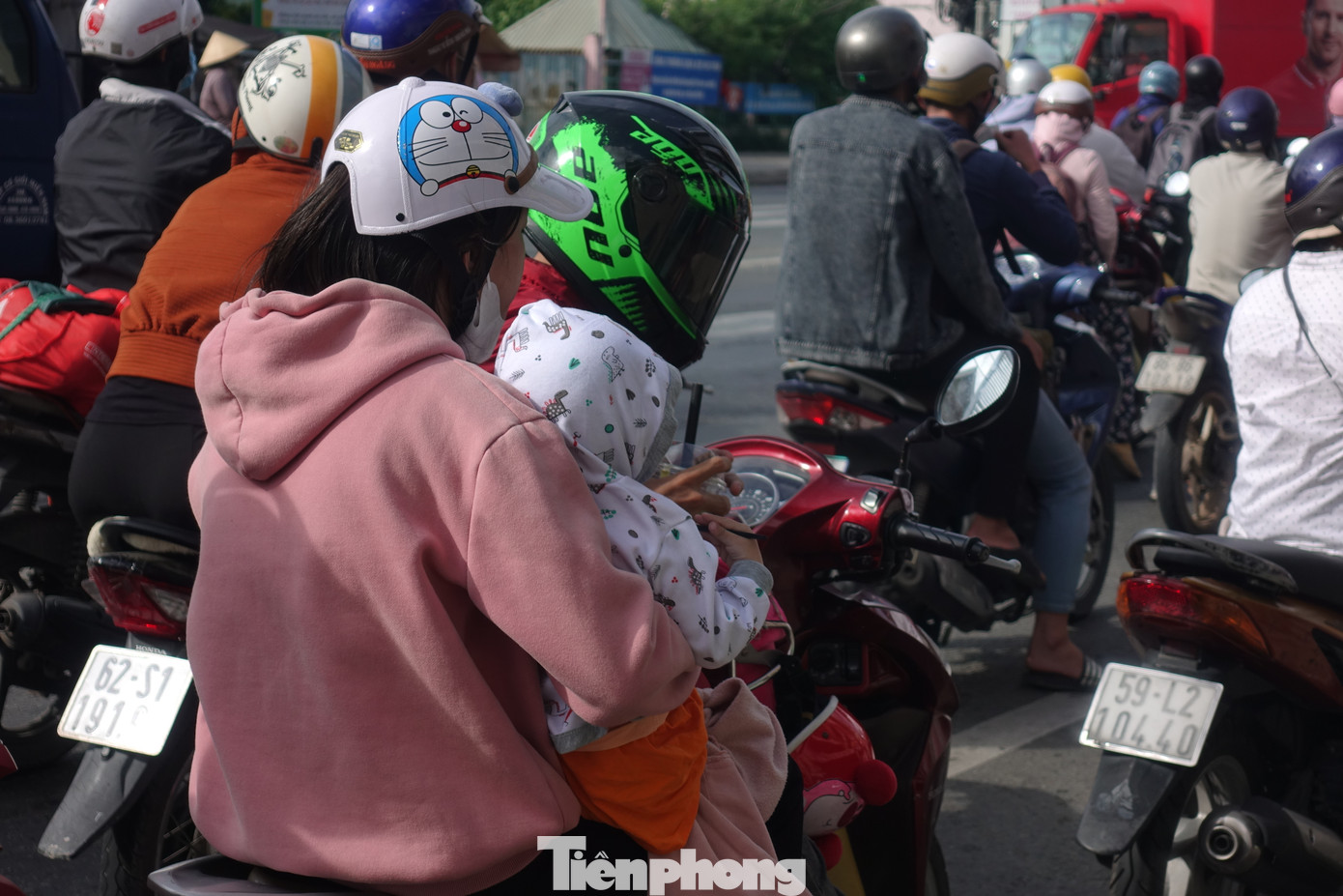 Các em nhỏ theo ba, mẹ trở lại TPHCM sau kỳ nghỉ.