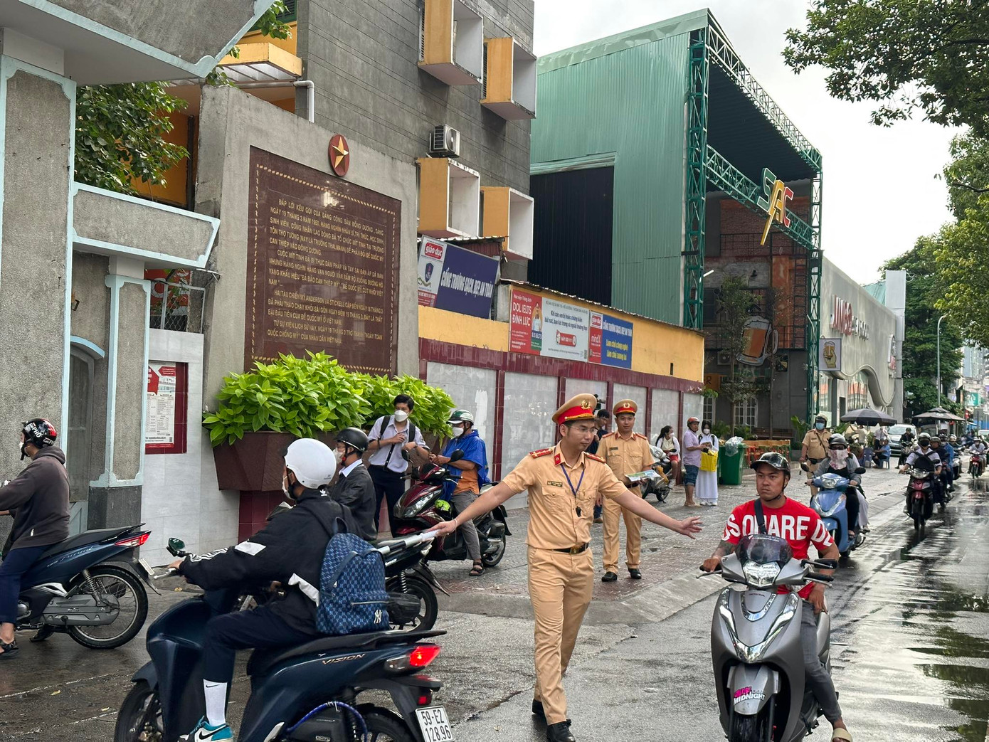 Cũng trong sáng 5/9, tại Trường THPT Ten lơ man (ERNST Thalmann, phường Phạm Ngũ lão, quận 1) Đoàn Thanh niên Phòng CSGT đường bộ - đường sắt (PC08, Công an TPHCM) đã có mặt hướng dẫn, phân luồng, hỗ trợ hướng dẫn học sinh và phụ huynh dừng xe vào trường đúng quy định, an toàn.