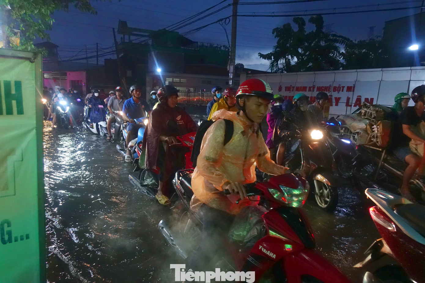 Nước ngập trên đường Tây Lân (quận Bình Tân) khiến phương tiện di chuyển khó khăn.
