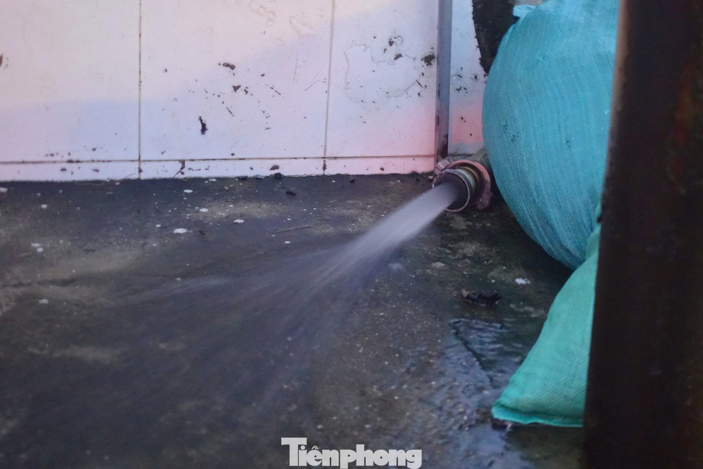 Lượng nước được bơm ra liên tục để chống ngập.