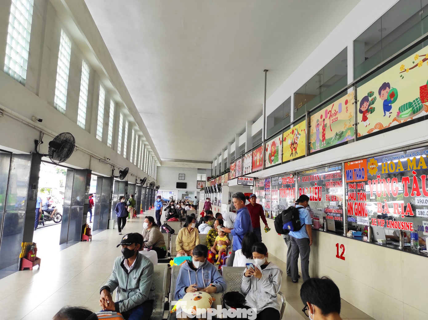 Lượng hành khách đến bến xe Miền Tây đông đúc hơn ngày thường.