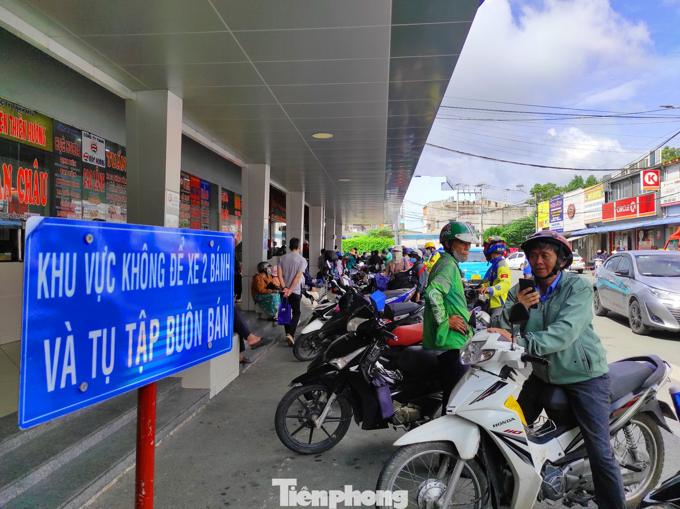 Càng về trưa, lượng hành khách đến bến mua vé xe càng đông đúc.