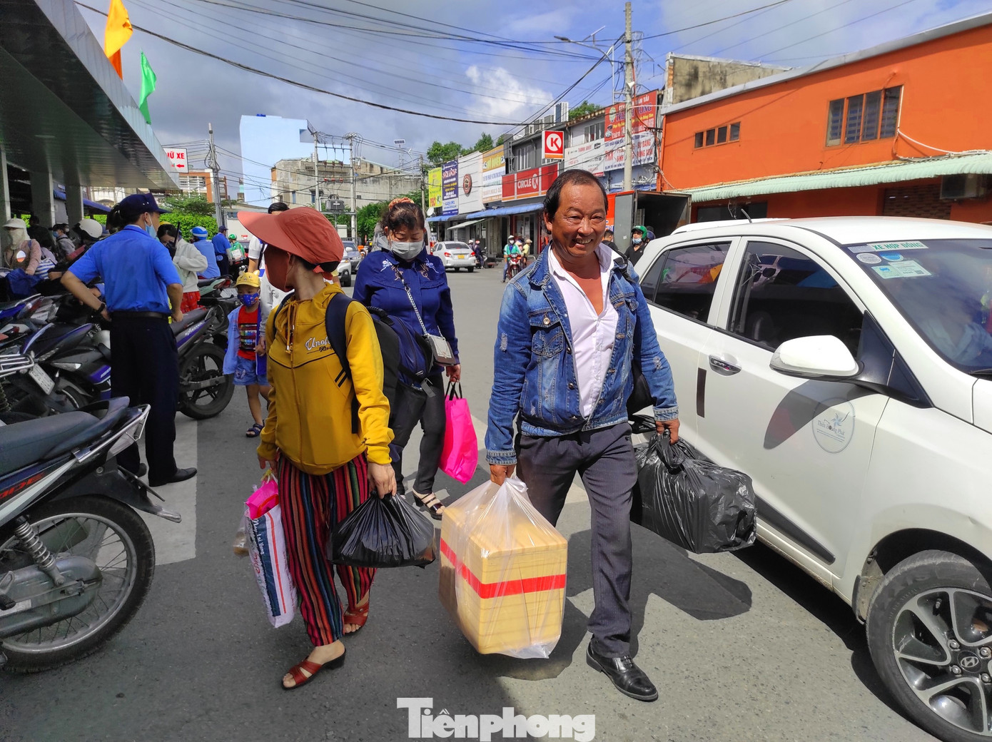 Người dân lỉnh kỉnh đồ đạc về quê nghỉ lễ.