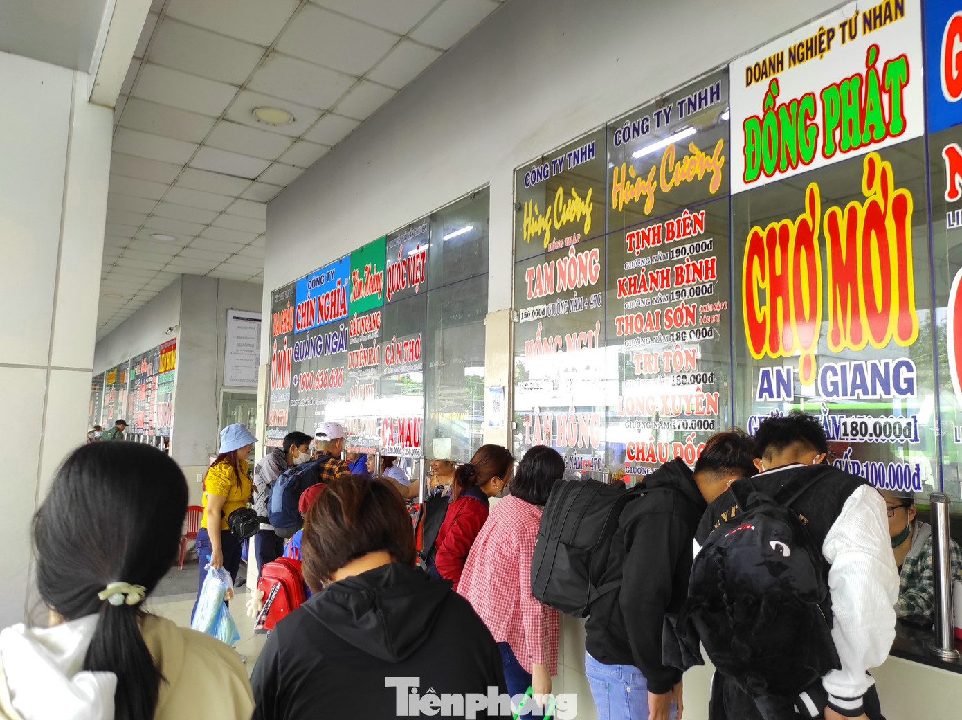 Sáng 1/9, rất đông người dân đã đến bến xe Miền Tây (quận Bình Tân) để mua vé, lên xe về quê bắt đầu kỳ nghỉ lễ.