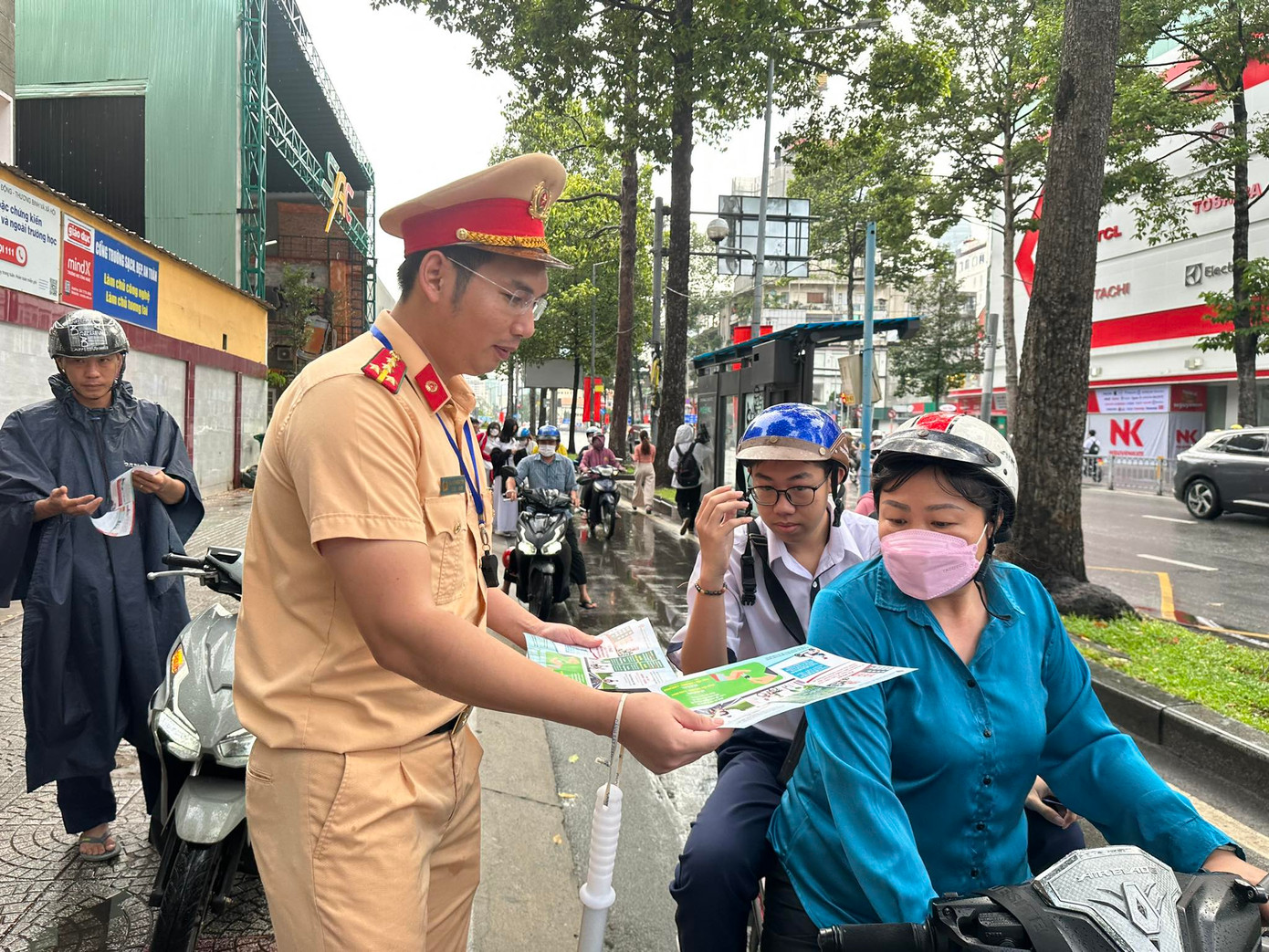 Ngoài ra, cán bộ CSGT đã tiếp xúc với phụ huynh phát tờ rơi an toàn giao thông và phổ biến các điều khoản cơ bản về Luật Giao thông đường bộ.