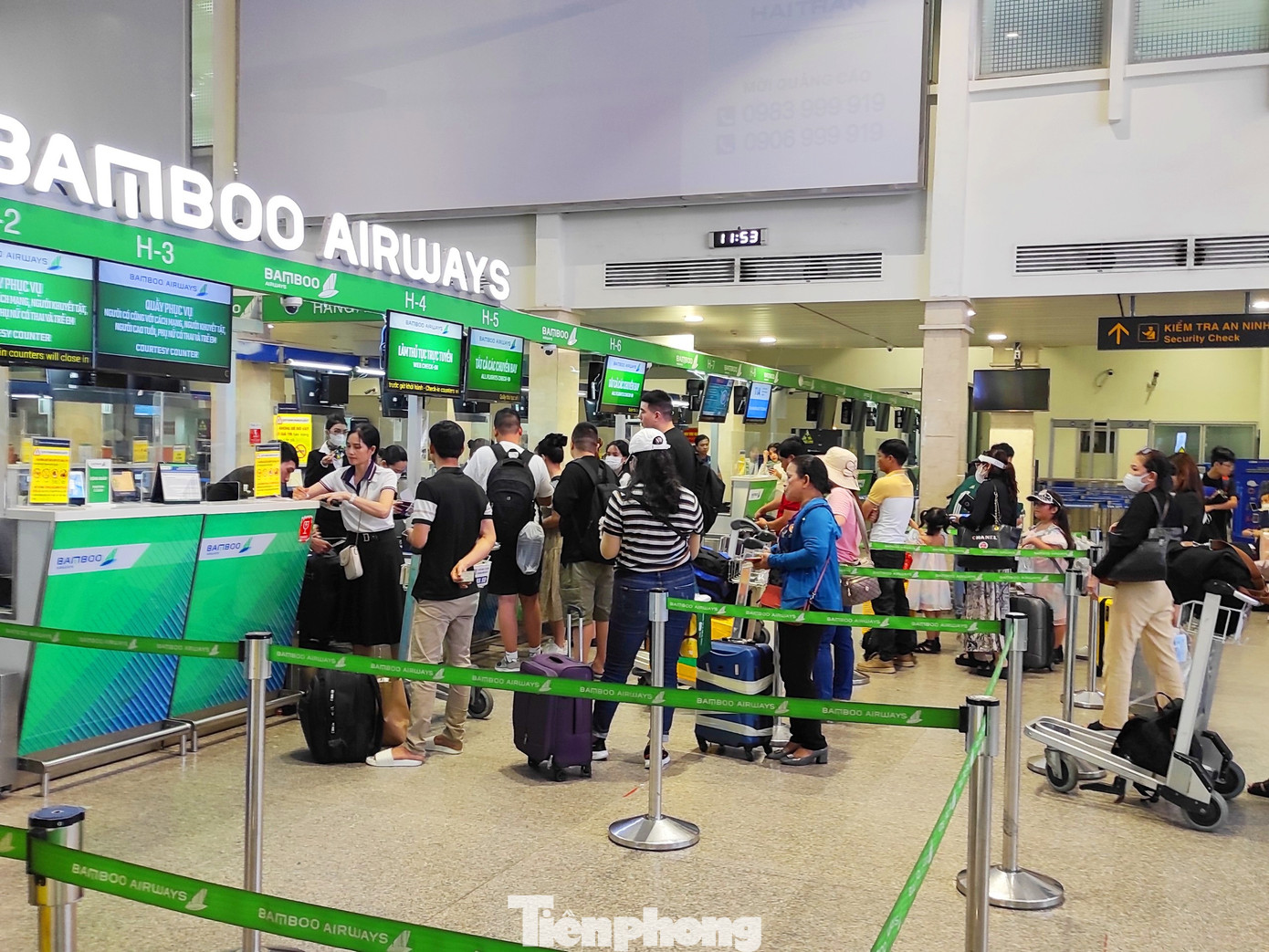 Việc thực hiện thủ tục trước khi lên tàu bay diễn ra nhanh chóng. Việc thực hiện thủ tục trước khi lên tàu bay diễn ra nhanh chóng.