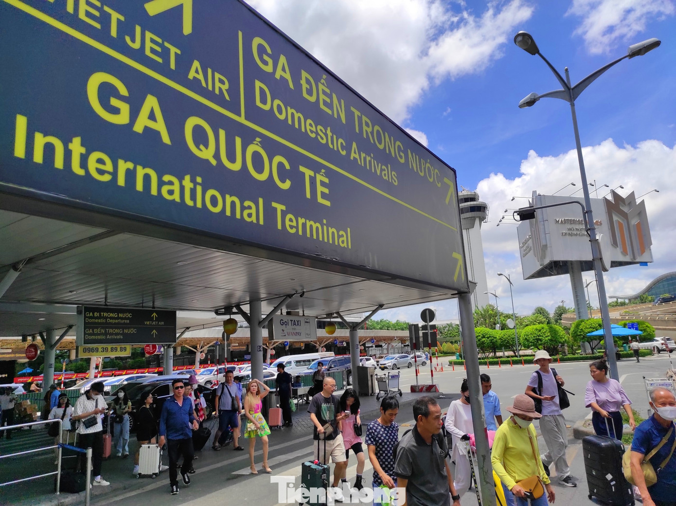 Đến đầu giờ chiều 1/9, Cảng Hàng không quốc tế (HKQT) Tân Sơn Nhất tiếp tục đón lượng lớn hành khách đi và đến trong dịp nghỉ lễ. Hình ảnh ghi nhận tại khu vực ga quốc nội. Đến đầu giờ chiều 1/9, Cảng Hàng không quốc tế (HKQT) Tân Sơn Nhất tiếp tục đón lượng lớn hành khách đi và đến trong dịp nghỉ lễ. Hình ảnh ghi nhận tại khu vực ga quốc nội.