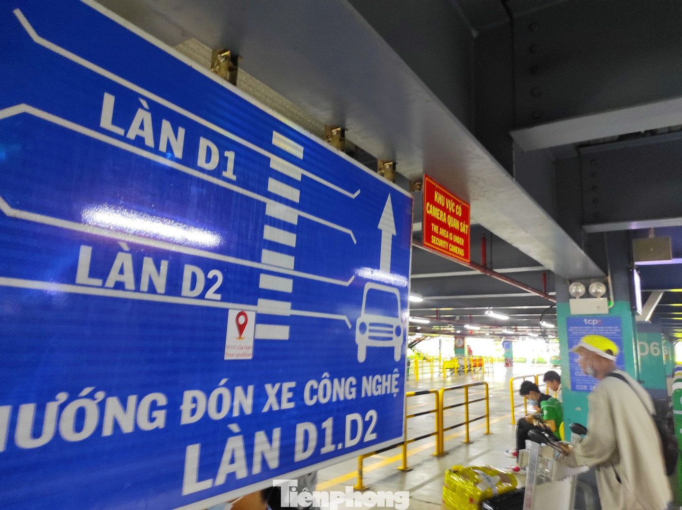 Các hành khách cho biết việc đón xe taxi, xe công nghệ diễn ra thuận lợi với sự điều tiết kịp thời của các nhân viên. Các hành khách cho biết việc đón xe taxi, xe công nghệ diễn ra thuận lợi với sự điều tiết kịp thời của các nhân viên.