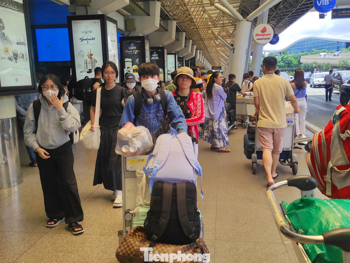 Theo ghi nhận của PV, dù lượng hành khách đông hơn so với ngày bình thường, tuy nhiên khu vực sảnh chờ và bên trong nhà ga đều khá thông thoáng. Theo ghi nhận của PV, dù lượng hành khách đông hơn so với ngày bình thường, tuy nhiên khu vực sảnh chờ và bên trong nhà ga đều khá thông thoáng.