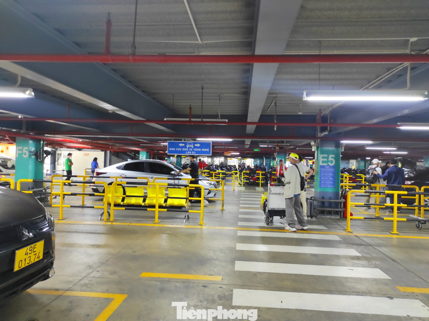 Khu vực đón xe công nghệ ở nhà xe TCP - Cảng HKQT Tân Sơn Nhất thông thoáng vào trưa 1/9. Khu vực đón xe công nghệ ở nhà xe TCP - Cảng HKQT Tân Sơn Nhất thông thoáng vào trưa 1/9.