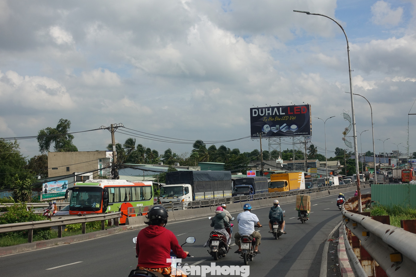 Phương tiện đông đúc trên tuyến quốc lộ 1 (hướng từ các tỉnh miền Tây đi TPHCM). Trong khi đó, ở hướng ngược lại, lưu lượng phương tiện khá khiêm tốn.