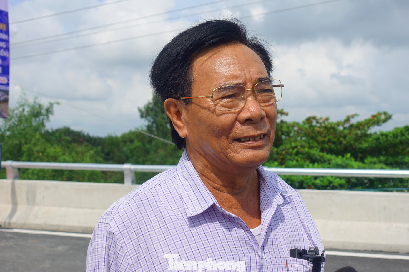 "Trước khi xây dựng cầu mới kiên cố và rộng rãi, người dân chúng tôi phải đi qua cây cầu sắt cũ liên tục ùn tắc giao thông, nhất là vào thời điểm cuối tuần. Hôm nay cầu mới được thông xe, bà con hai xã Phước Kiển và Nhơn Đức chúng tôi hết sức vui mừng, phấn khởi"- ông Lương Bá Triệu (71 tuổi, người dân xã Nhơn Đức, huyện Nhà Bè) chia sẻ. "Trước khi xây dựng cầu mới kiên cố và rộng rãi, người dân chúng tôi phải đi qua cây cầu sắt cũ liên tục ùn tắc giao thông, nhất là vào thời điểm cuối tuần. Hôm nay cầu mới được thông xe, bà con hai xã Phước Kiển và Nhơn Đức chúng tôi hết sức vui mừng, phấn khởi"- ông Lương Bá Triệu (71 tuổi, người dân xã Nhơn Đức, huyện Nhà Bè) chia sẻ.