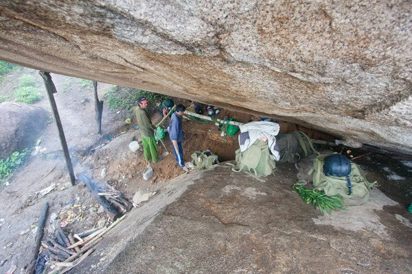 Ông Huỳnh, 50 tuổi (trái) và ông Kiệm (quê Vạn Giã, Khánh Hòa) liều mạng ở dưới một tảng đá khổng lồ. Họ ngây thơ tin vào sự an toàn nhờ những cây chống nhỏ nhoi