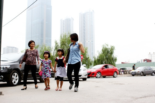 Tinh thần của phụ huynh và thí sinh đều rất thoải mái. Nhiều người cho rằng họ đưa con đi thi để thử sức, vì thế không có áp lực tâm lý cho trẻ.