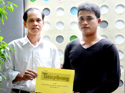 Báo Tiền Phong trao tặng 10 triệu đồng cho thuyền trưởng Bùi Văn Phải. Ảnh: Th.T 