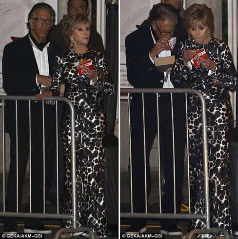 Nữ diễn viên gạo cội có vẻ rất đói và bà ăn bánh kẹp rất ngon lành. Nữ diễn viên gạo cội có vẻ rất đói và bà ăn bánh kẹp rất ngon lành