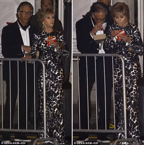 Nữ diễn viên gạo cội có vẻ rất đói và bà ăn bánh kẹp rất ngon lành