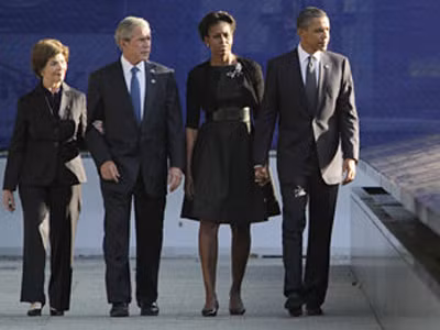 Vợ chồng Tổng thống Barack Obama và vợ chồng cựu Tổng thống George W. Bush đến Đài Tưởng niệm Quốc gia 11-9 tại khu vực Trung tâm Thương mại Thế giới 