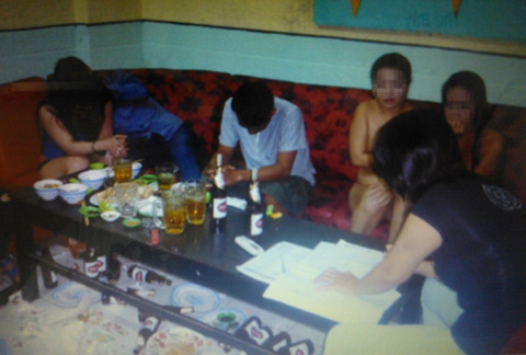 Luyện uống bia không say là một trong những bài tập cơ bản để tồn tại ở miền Bắc. Ảnh minh họa