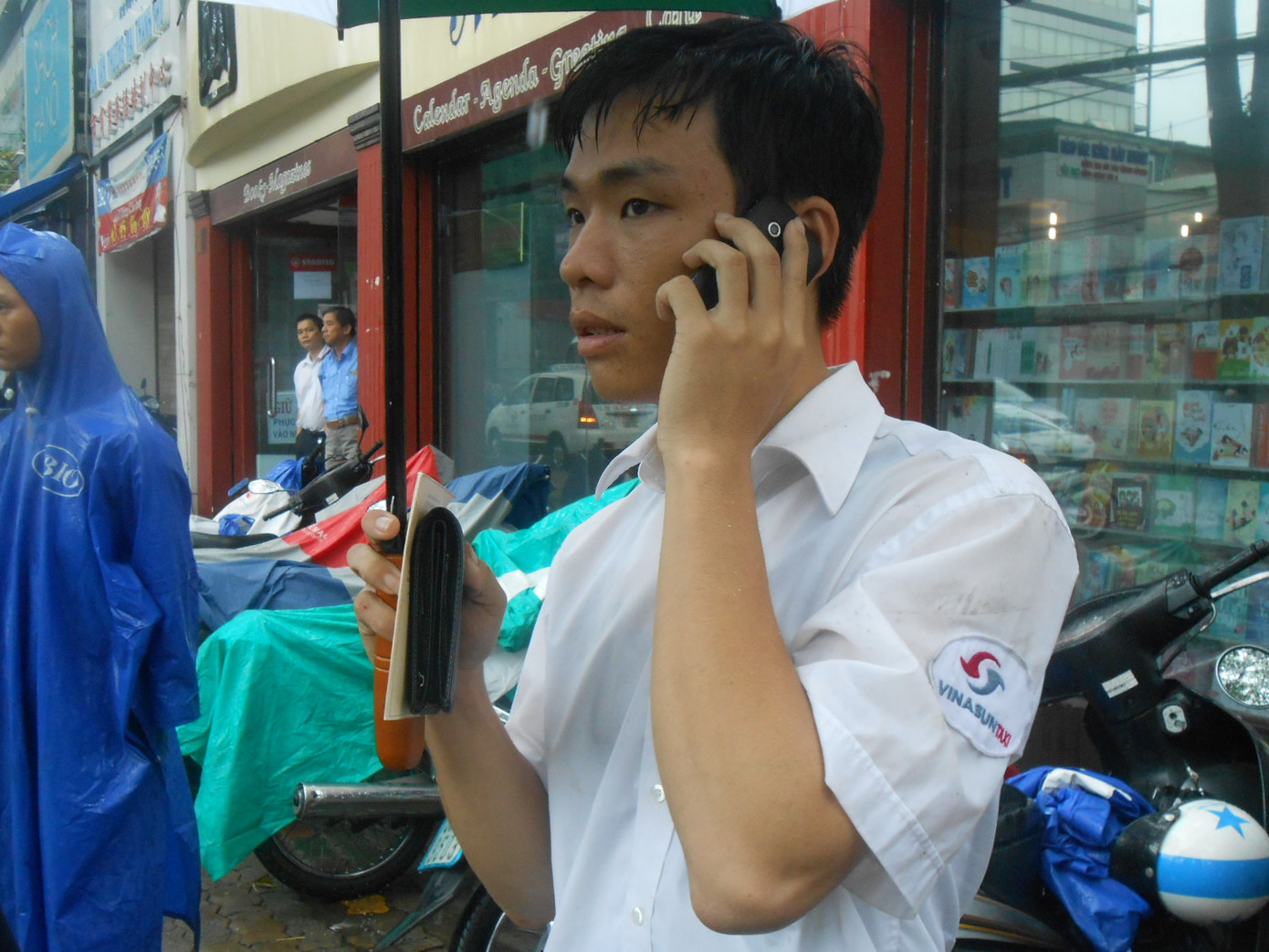 Tài xế Nguyễn Văn Khôi chưa hết bàng hoàng kể lại sự việc với phóng viên