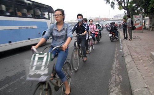 Cả nhóm sinh viên đua nhau đi ngược chiều trên đường Cầu Giấy . Cả nhóm sinh viên đua nhau đi ngược chiều trên đường Cầu Giấy