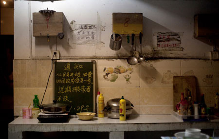 Dòng nhắc nhở ở bếp tập thể của một khu nhà trọ ngầm tại tây Bắc Kinh cho biết tiền thuê trọ được thu vào đầu tháng