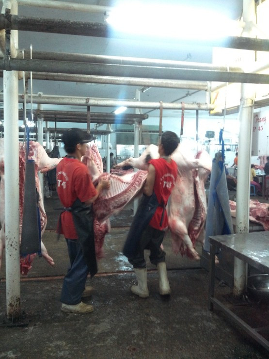 Từ khoảng 0h, heo mảnh (heo được giết mổ và chia làm hai mảnh dọc cơ thể) từ các lò mổ được vận chuyển trên các xe lạnh bắt đầu tập kết về chợ. Công nhân nhanh chóng vận chuyển, treo những mảnh heo này lên giá, chuẩn bị cho việc mua bán
