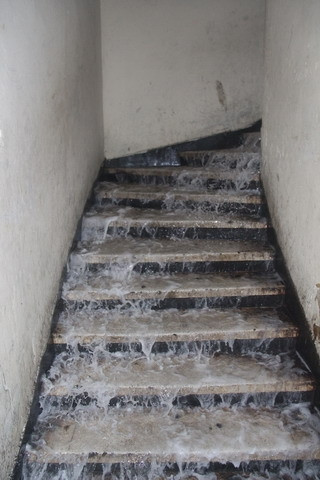 Nước chữa cháy thoát theo đường cầu thang tuôn như thác