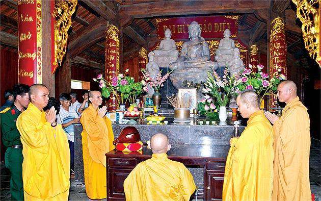 Các sư Thầy hành lễ tại chùa Song Tử Tây. Ảnh Trần Minh Ngọc