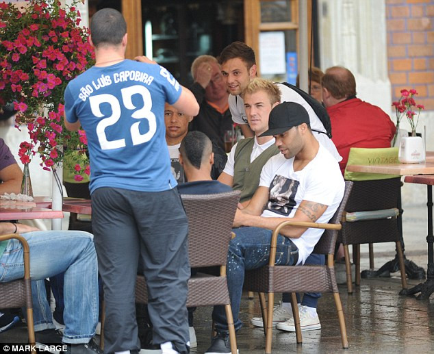 Các cầu thủ chụp ảnh giữ lại kỷ niệm tại quán ăn