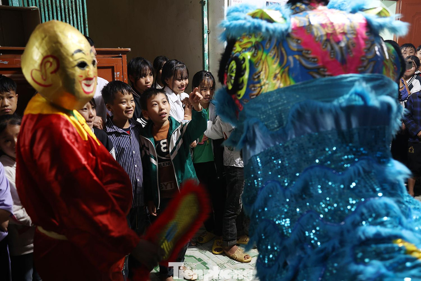 Múa lân là một trong những hoạt động vui Tết Trung thu vô cùng độc đáo giúp trẻ nhỏ nhớ đến những nét văn hóa truyền thống xưa.