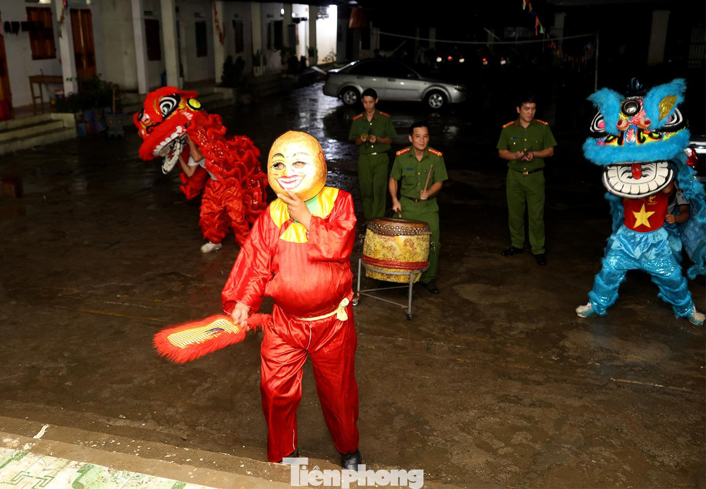 Còn tại trường Tiểu học - THCS Pải Lủng (Mèo Vạc), công an xã đã tạo tiếng trống rộn rã vui Trung thu