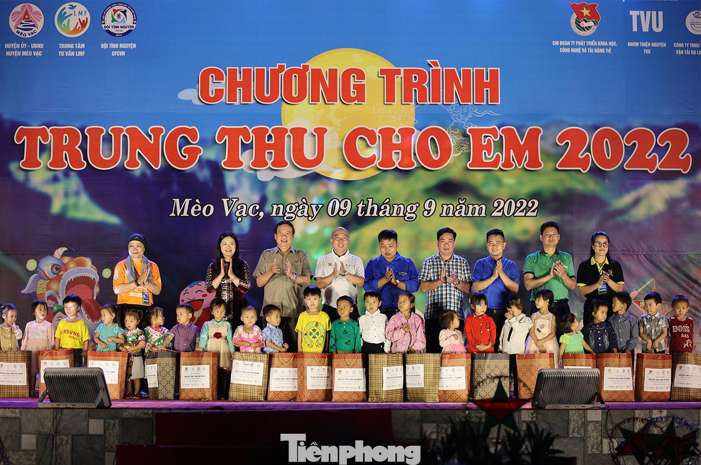 Ban tổ chức ngày hội đã trao 300 phần quà, 10 xe đạp, 30 suất học bổng cho các em có hoàn cảnh khó khăn, vượt khó lên trong học tập; và 2.400 suất quà cho các em nhỏ phá cỗ Trung thu.