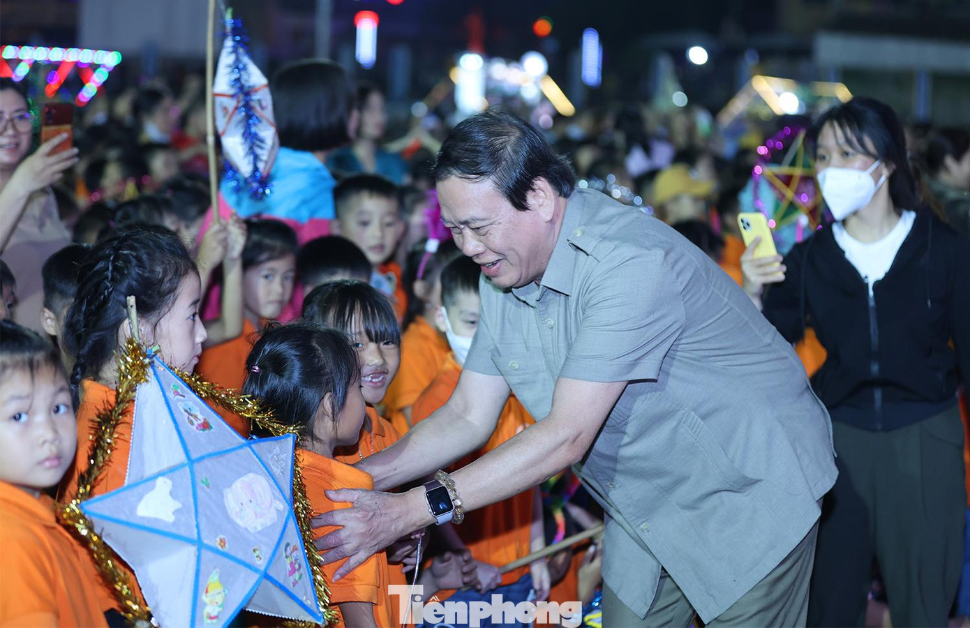 Đồng chí Vũ Trọng Kim giao lưu và chúc các em nhỏ huyện Mèo Vạc đêm Trung thu vui vẻ