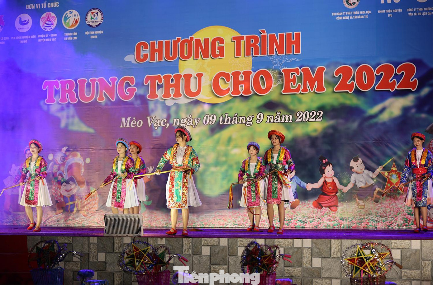 Tại chương trình, các em được thưởng thức các chương trình văn nghệ đặc săc đến từ các bạn sinh viên tình nguyện Thủ đô và các nghệ sỹ đến từ TPHCM