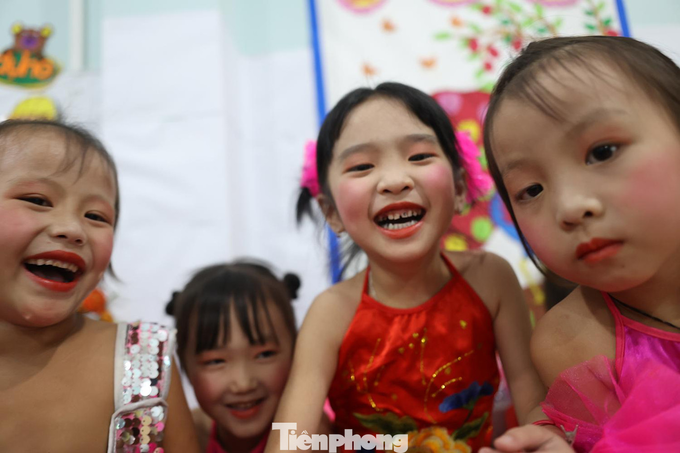 Những nụ cười vô tư và hồn nhiên khi các em được xem đội múa lân biểu diễn