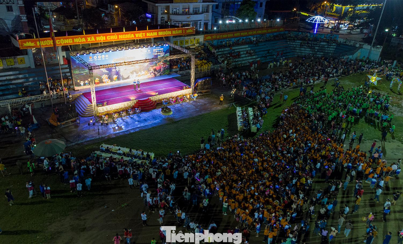 Các em nhỏ vùng cao Mèo Vạc được thưởng thức nhiều trò chơi, tiết mục văn nghệ đặc sắc, phá cỗ Trung thu