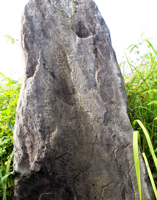 Gắn với khu mộ đá là những câu chuyện rùng rợn về sự trừng phạt những kẻ trộm mộ. Gắn với khu mộ đá là những câu chuyện rùng rợn về sự trừng phạt những kẻ trộm mộ