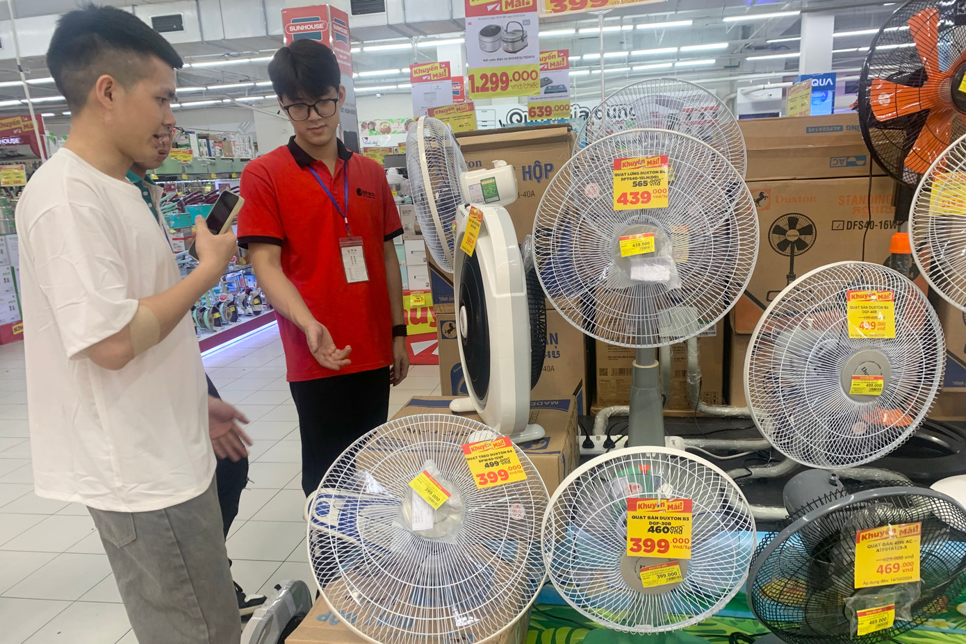 Quầy bán đồ điện, quạt hút khách.