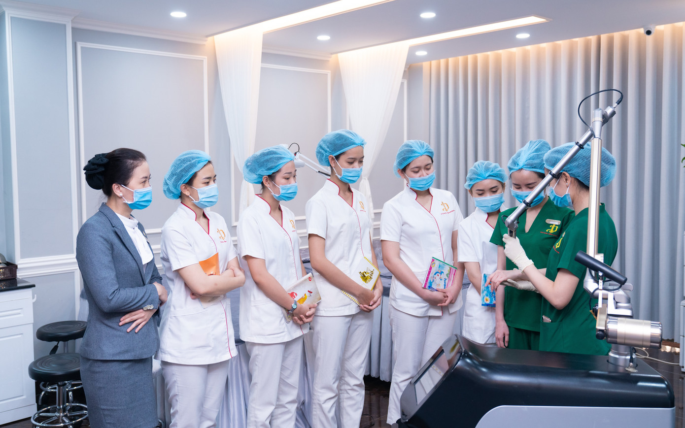 Tại DIVA Academy, các học viên sẽ được đào tạo cả về lý thuyết và thực hành sử dụng các loại máy móc, công nghệ trong ngành thẩm mỹ