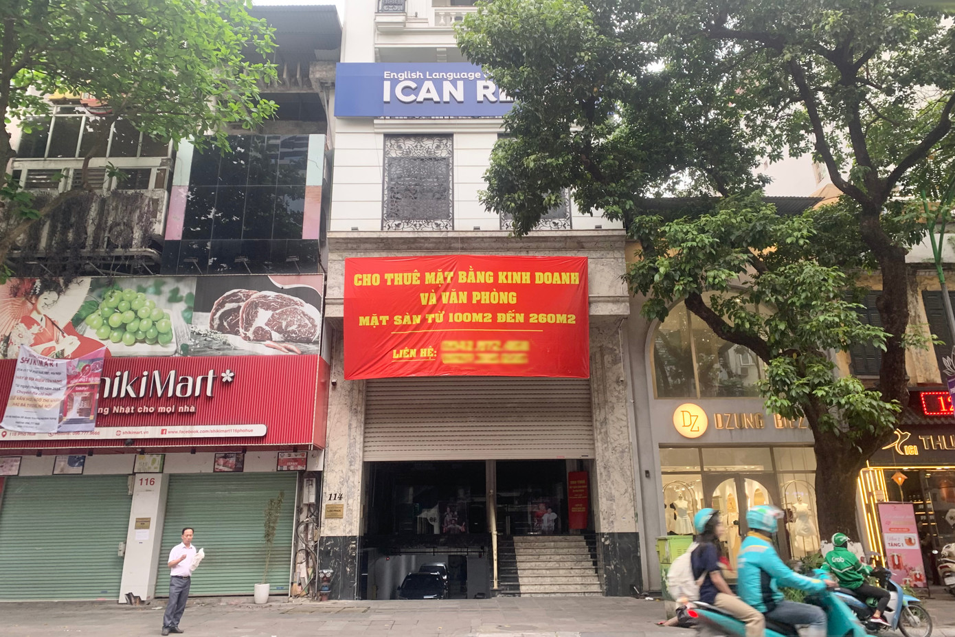 Một mặt bằng cho thuê với giá 200-500 triệu đồng/tháng tùy theo diện tích sử dụng mòn mỏi chờ khách thuê. Một mặt bằng cho thuê với giá 200-500 triệu đồng/tháng tùy theo diện tích sử dụng mòn mỏi chờ khách thuê.