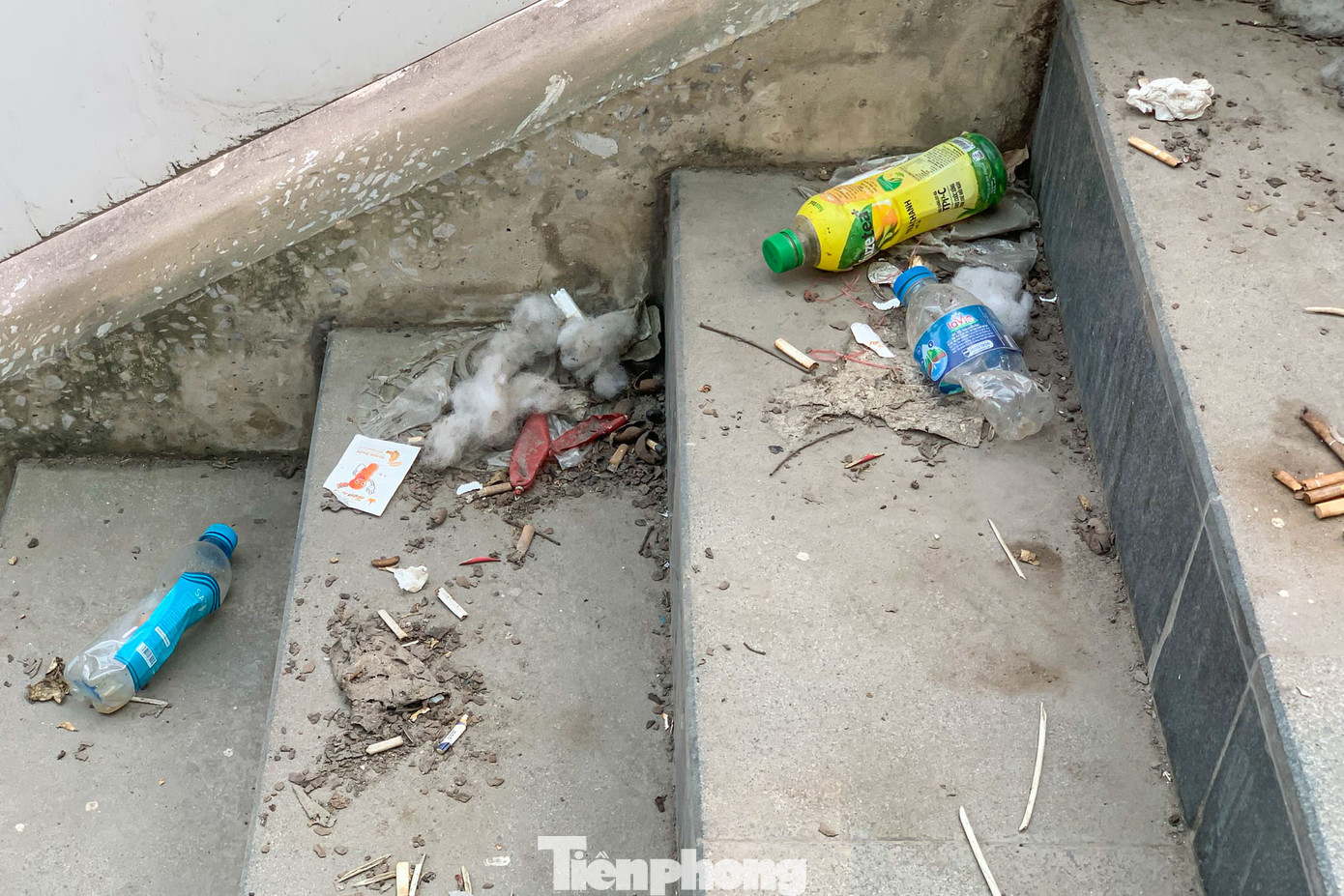 "Đoạn ga Lê Đức Thọ này nằm trên trục chính nhiều người đi qua lại. Vì chưa đi vào hoạt động không ai quản lý nên rác ở đây được tập kết rất nhiều, anh Tuấn (Bắc Từ Liêm, Hà Nội) chia sẻ.