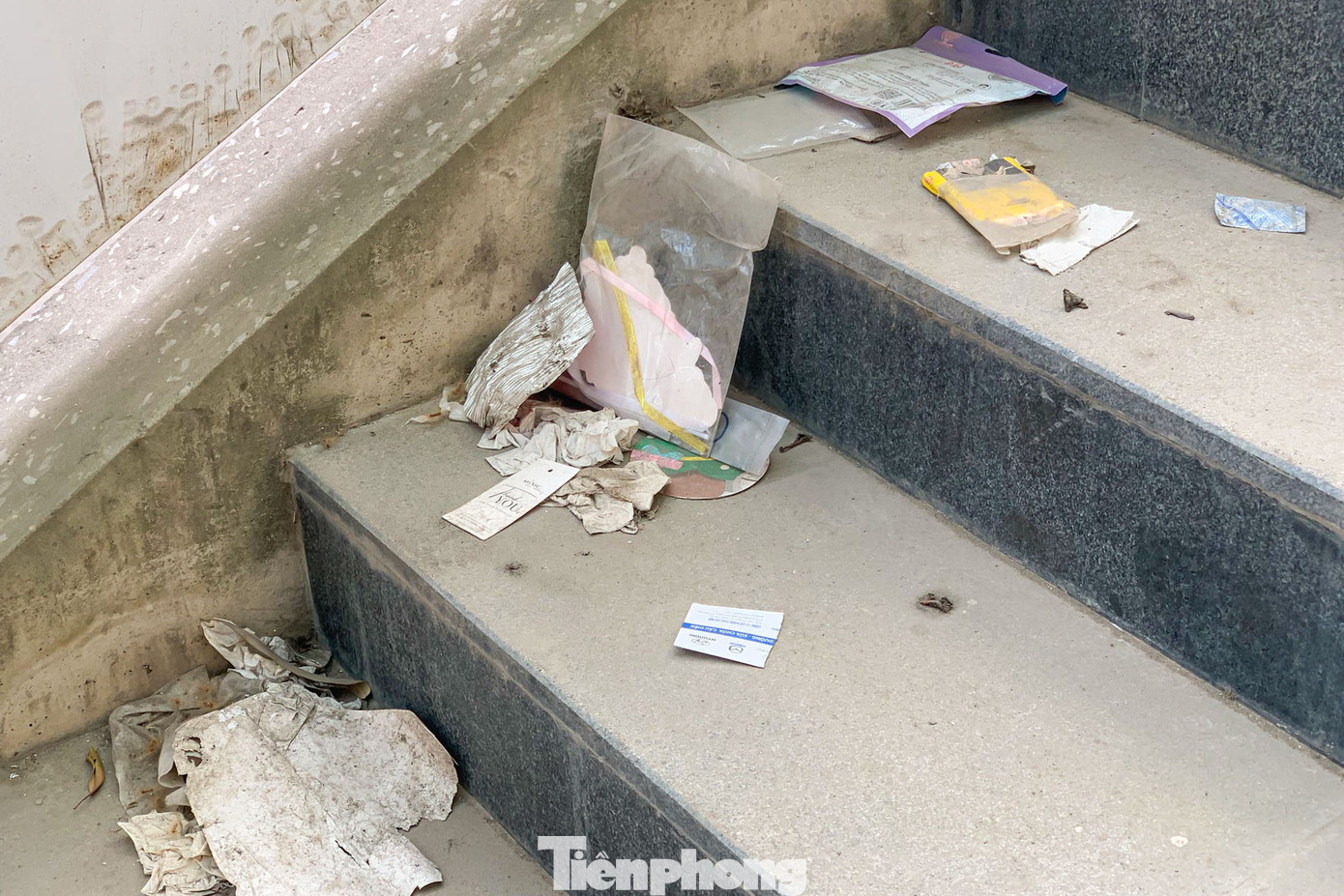 Người dân xung quanh cho biết, rác ở đây chủ yếu rác thải sinh hoạt, đồ ăn thức uống, thuốc lá... lâu ngày không được dọn dẹp.