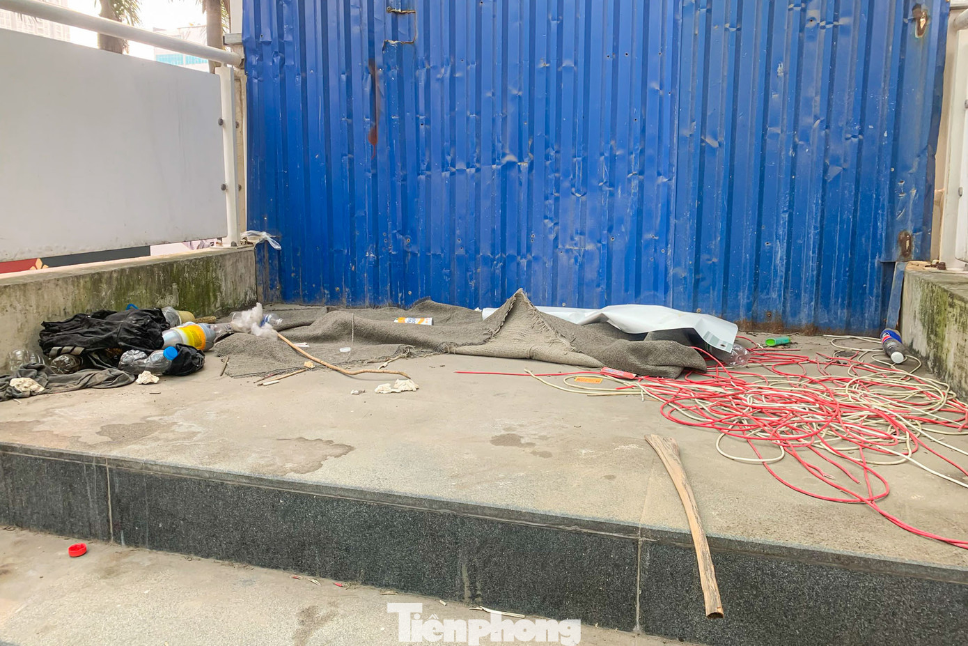 "Đoạn ga Lê Đức Thọ này nằm trên trục chính nhiều người đi qua lại. Vì chưa đi vào hoạt động không ai quản lý nên rác ở đây được tập kết rất nhiều, anh Tuấn (Bắc Từ Liêm, Hà Nội) chia sẻ.