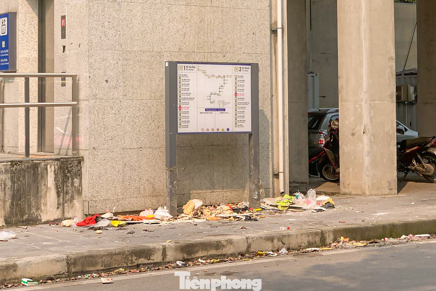Rác tại khu vực bản đồ chỉ dẫn tại ga Cầu Giấy.