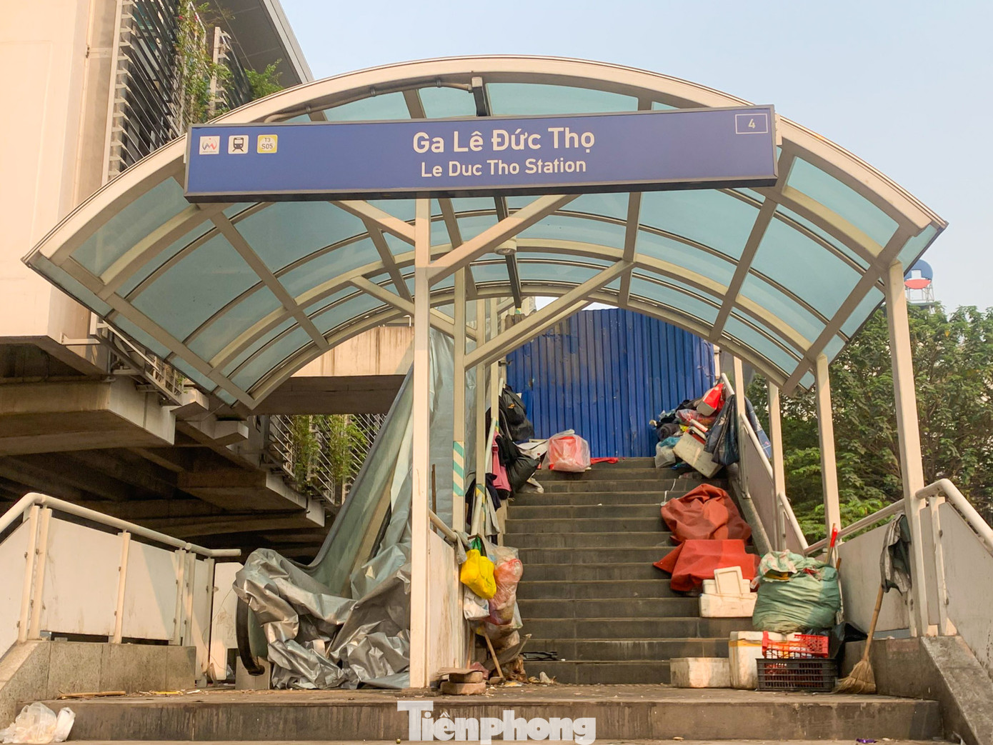 Dự kiến, công tác vận hành chạy thử đoạn trên cao tuyến đường sắt đô thị Nhổn - Ga Hà Nội sẽ hoàn thành vào cuối tháng 4/2024; và đến cuối tháng 6/2024 sẽ chính thức đi vào hoạt động thương mại. Tuy nhiên tại 8 nhà ga dưới chân tuyến Metro số 3 Hà Nội Nhổn - ga Hà Nội đang trong tình trạng nhếch nhác, ngập tràn rác thải, một số nơi bị chiếm dụng.