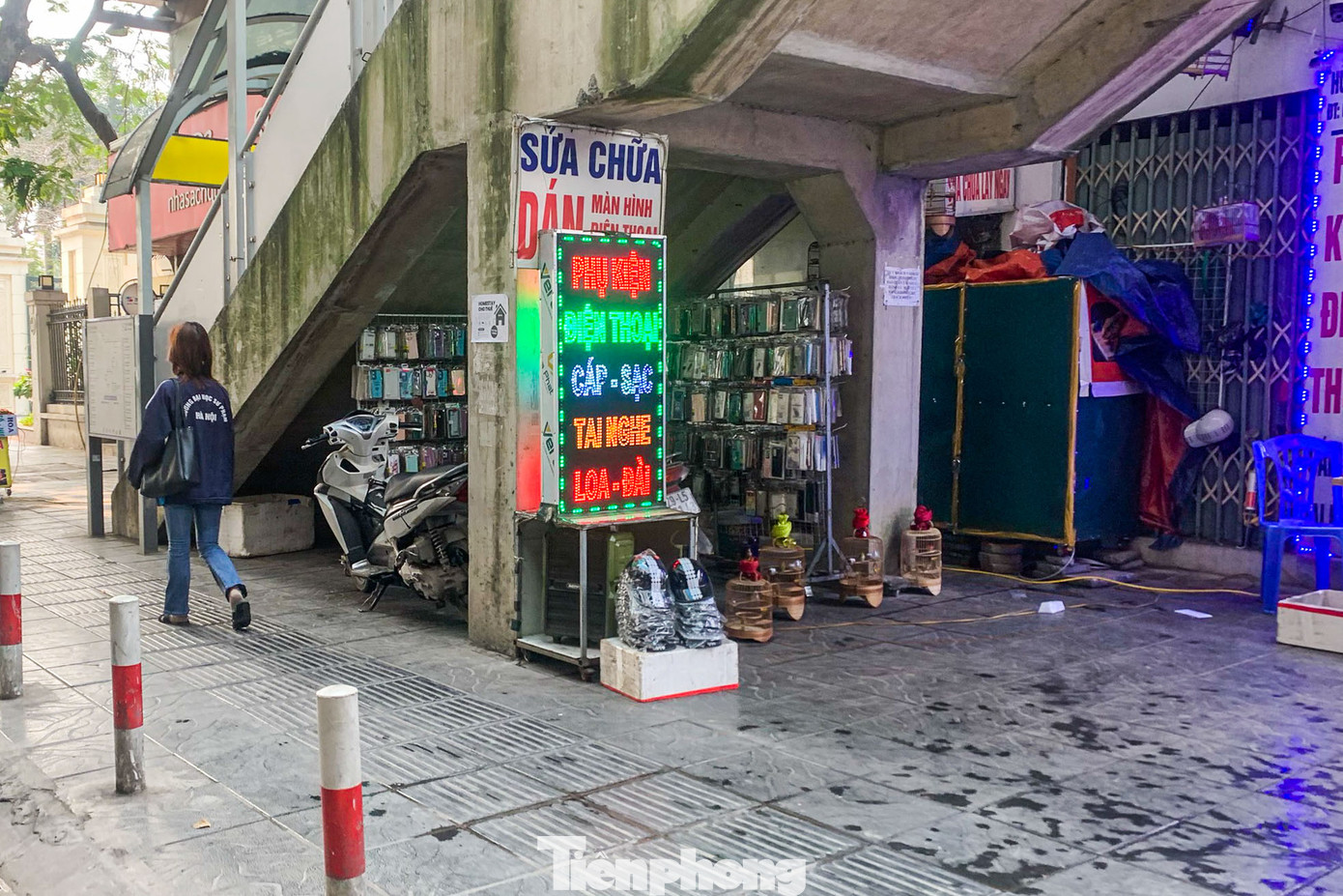 Tận dụng gầm cầu, lối lên ga Đại học Quốc Gia để trưng bày, kinh doanh phụ kiện điện thoại.