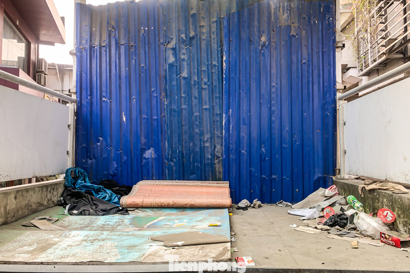 Tình trạng tương tự diễn ra tại ga Minh Khai, rác ngập tràn lối lên xuống, bốc mùi hôi thối.